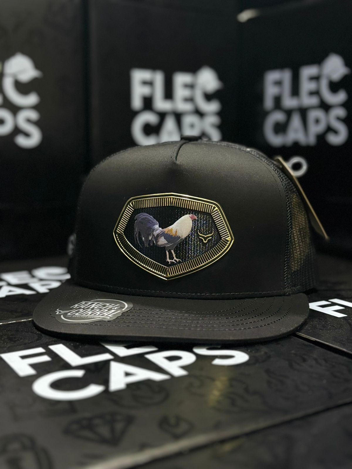 GORRA NEGRA CON PLACA DE GALLO BLANCO GRANDE VISERA PLANA