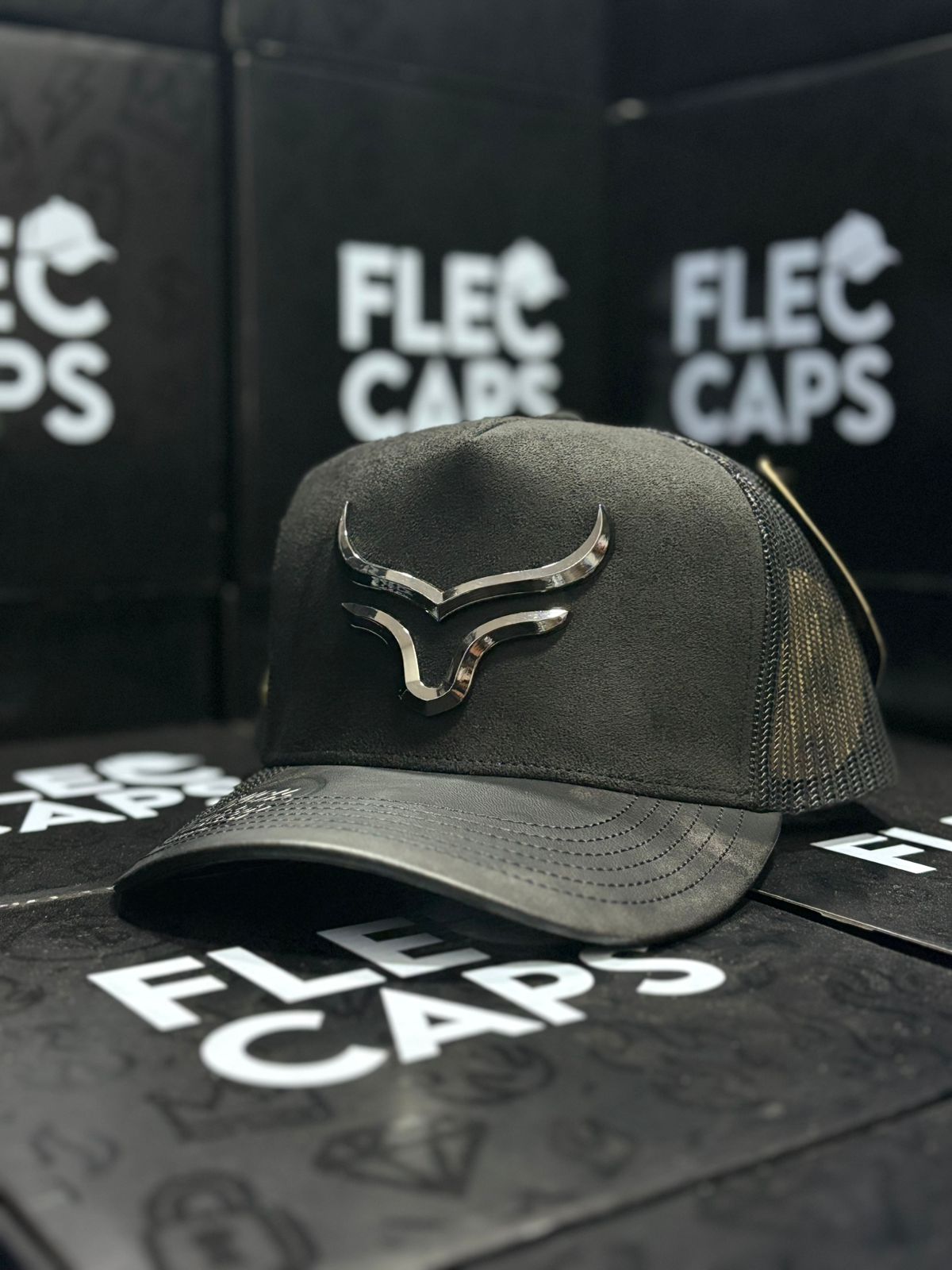 VISERA DE PIEL GORRA DE GAMUZA PLACA GRANDE TORO DE METAL