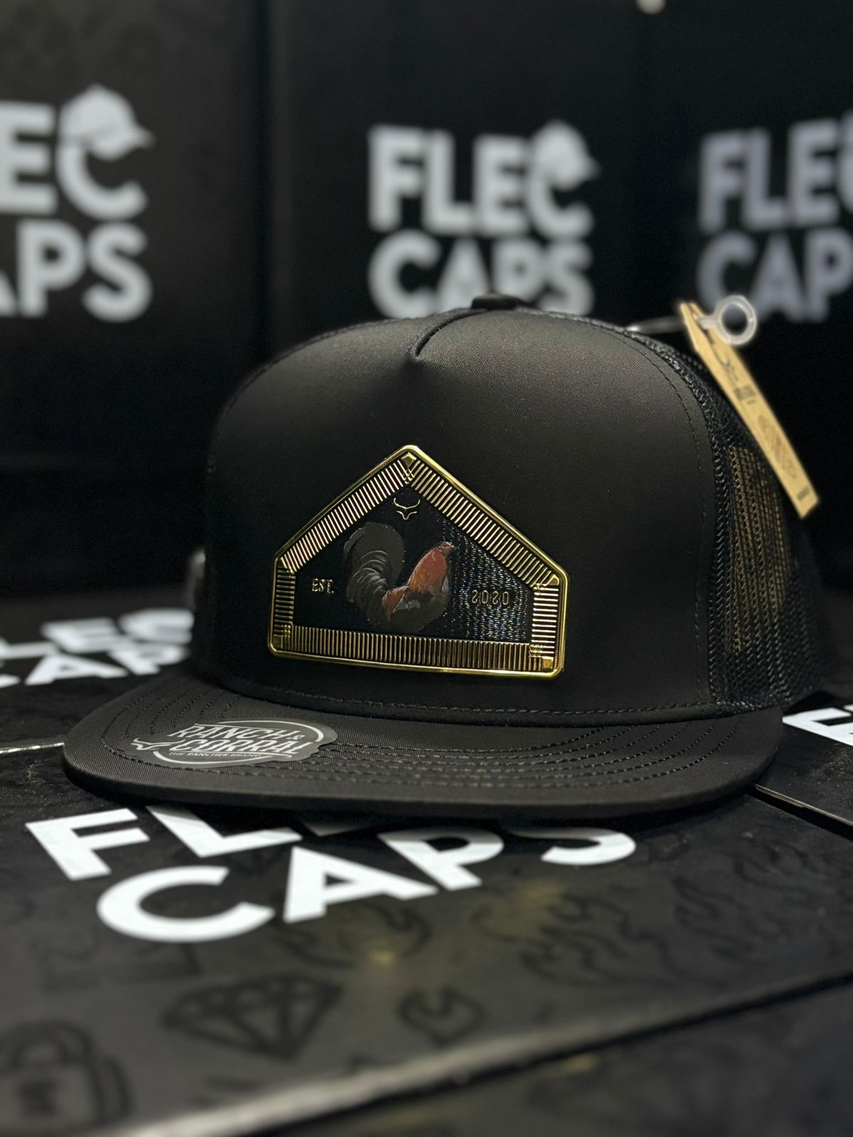 GORRA NEGRA CON PLACA DE GALLO CAFÉ VISERA PLANA