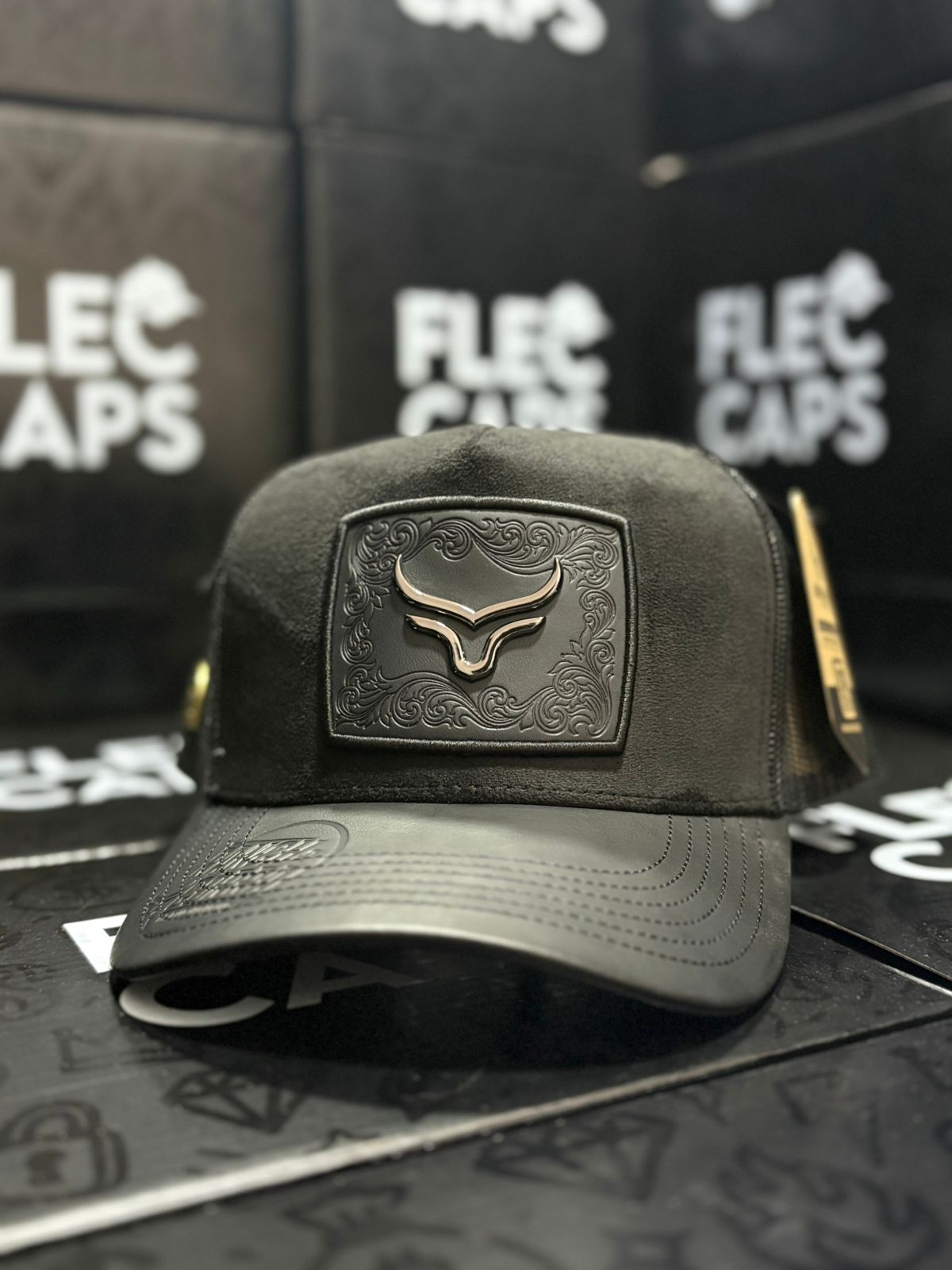 VISERA DE PIEL GORRA DE GAMUZA PLACA DE TORO DE METAL