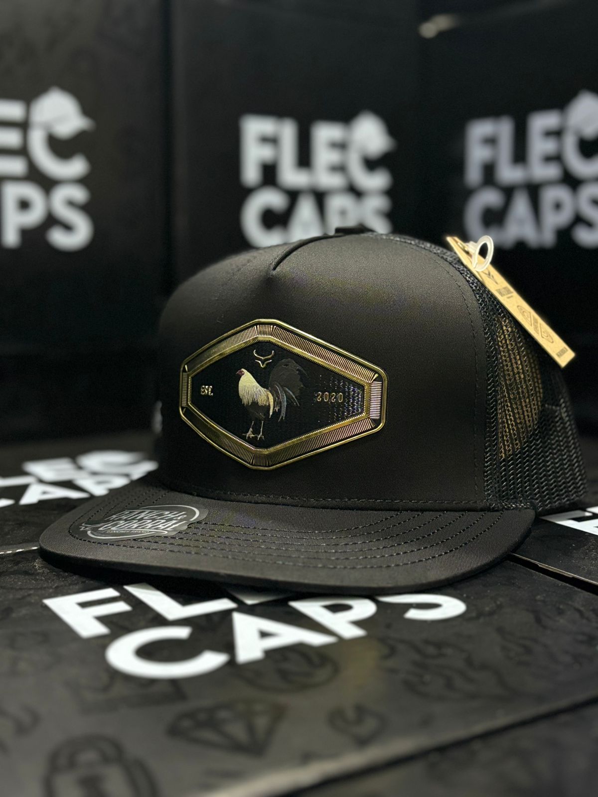 GORRA NEGRA CON PLACA DE GALLO BLANCO VISERA PLANA